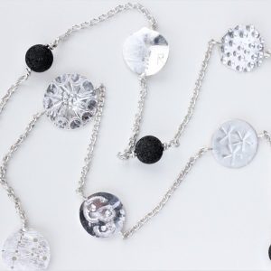 Sølvkæde med rundtplader og sorte perler
